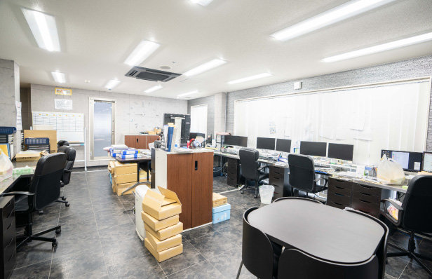 事務部門で働く人の写真